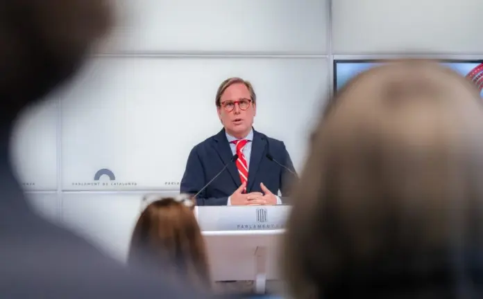 FOTOGRAFÍA. BARCELONA (ESPAÑA), 14 DE ABRIL DE 2026. Joan Garriga: VOX no dejará ningún ataque sin acciones legales. El portavoz del Grupo Parlamentario de VOX en el Parlamento de Cataluña y presidente del Comité Ejecutivo Provincial (CEP), Joan Garriga Doménech, ofrece una rueda de prensa este martes en la sede del Palacio de la Cámara Catalana. Lasvocesdelpueblo (Ñ Pueblo)