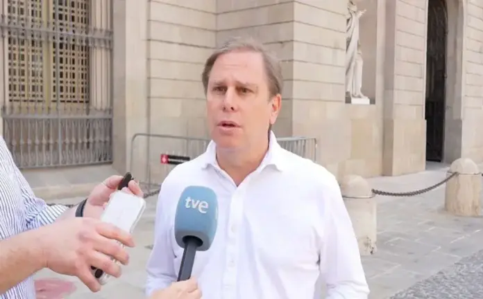 FOTOGRAFÍA. BARCELONA (CATALUÑA) ESPAÑA, 25 DE ABRIL DE 2026. VOX lleva al Parlament la violencia del Sant Jordi contra sus afiliados. El portavoz del Grupo Parlamentario de VOX en el Parlamento de Cataluña y presidente de VOX Barcelona, Joan Garriga Doménech, atiende a los medios de comunicación en Plaza San Jaime de Barcelona, este sábado 25 de abril de 2026. Lasvocesdelpueblo (Ñ Pueblo)