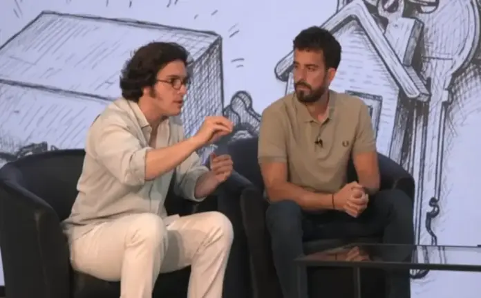 FOTOGRAFÍA. MADRID (ESPAÑA), 19 DE ABRIL DE 2026. José y Carlos: ¿El español sin casa le paga una al inmigrante? Prioridad nacional. El portavoz nacional de Vivienda de VOX, Carlos Hernández Quero (Carlos H); y el secretario general de VOX en el Congreso de los Diputados y portavoz nacional de Economía y Desregulación, José María Figaredo Álvarez-Sala (José María Figaredo), registrados durante una entrevista con el diario español, de ideología socialista, "El País". Captura vídeo señala El País/Lasvocesdelpueblo (Ñ Pueblo)