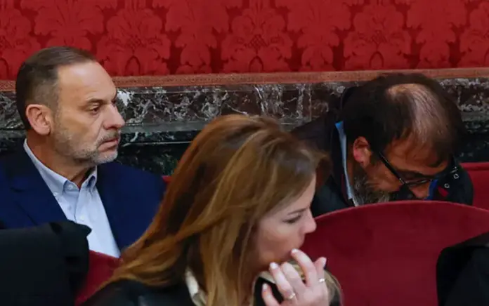 FOTOGRAFÍA. MADRID (ESPAÑA), 07 DE ABRIL DE 2026. Destacados Día 1 juicio al socialista Ábalos: enchufada y sobres con dinero. El exministro de Transportes y exsecretario de organización del Partido Socialista (PSOE), José Luis Ábalos Meco (i); en el banquillo de los acusados este martes en el primer día del juicio contra él, contra su exasesor, Koldo García Izaguirre; y contra el empresario, comisionario de la trama corrupta socialista, Víctor Gonzalo de Aldama Delgado (Víctor de Aldama); en el Tribunal Supremo por el caso de las mascarillas de la pandemia del coronavirus (COVID 19), una trama de corrupción para lucrarse con material sanitario durante la pandemia. Efe 