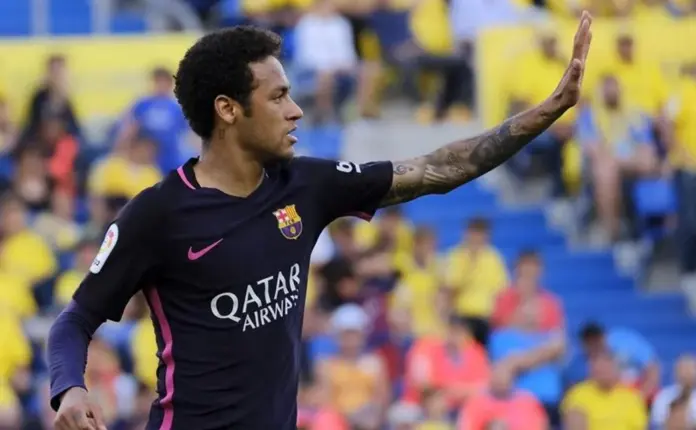 FOTOGRAFÍA. LAS PALMAS DE GRAN CANARIA (ESPAÑA), 14 DE MAYO DE 2017. La Justicia española absuelve al futbolista Neymar da Silva Santos Júnior (Neymar Júnior) de corrupción y estafa. El delantero brasileño del FC Barcelona Neymar Jr., tras marcar el primer gol del equipo frente al portero de Las Palmas Javi Varas (i), durante el partido de la trigésima séptima jornada de Liga de Primera División, que se jugó en el estadio Gran Canaria. Efe.