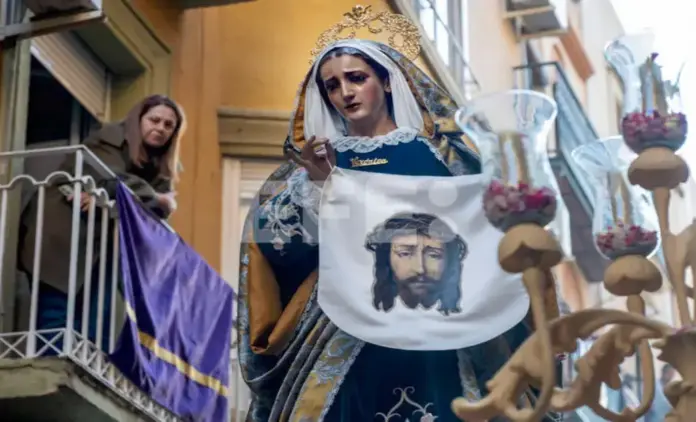 La Verónica de la Antigua, Insigne y Real Cofradía de Nuestro Padre Jesús Nazareno, Pleno de hermandades en ocho capitales andaluzas por el brillante Viernes Santo FOTOGRAFÍA. JAÉN (ANDALUCÍA) ESPAÑA, 03 DE ABRIL DE 2026. Pleno de hermandades en ocho capitales andaluzas por el brillante Viernes Santo. En la imagen, La Verónica de la Antigua, Insigne y Real Cofradía de Nuestro Padre Jesús Nazareno sale en procesión en la madrugada del Viernes Santo en Jaén. Efe