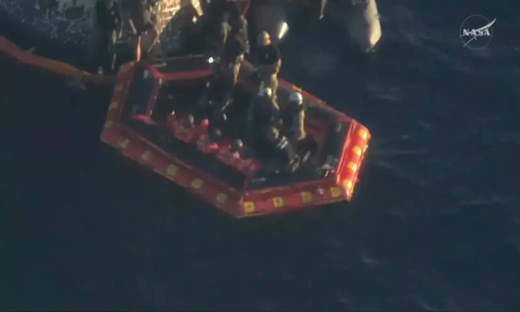 FOTOGRAFÍA. SAN DIEGO (CALIFORNIA) ESTADOS UNIDOS DE AMÉRICA, EEUU, 10 DE ABRIL DE 2026. La tripulación de Artemis II aparece en una balsa inflable, denominada "portón delantero", tras abandonar la nave espacial. La misión Artemis II amerizó con éxito en el océano Pacífico a las 20:07 (hora del este de EE. UU.) del 10 de abril de 2026. Nasa/Lasvocesdelpueblo (Ñ Pueblo)