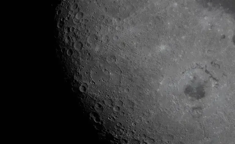 FOTOGRAFÍA. ESPACIO (MÁS ALLÁ DE LA ATMÓSFERA TERRESTRE), 06 DE ABRIL DE 2026. La tripulación de Artemis II captura anillos y cráteres en la Luna. Durante su período de observación del sobrevuelo lunar, la tripulación de Artemis II capturó esta imagen a las 15:41 —hora del este de Estados Unidos de América, EEUU—, que muestra los anillos de la cuenca Orientale, uno de los cráteres de impacto más jóvenes y mejor conservados de la Luna. NASA/Lasvocesdelpueblo (Ñ Pueblo) Ingalls/Lasvocesdelpueblo (Ñ Pueblo)
