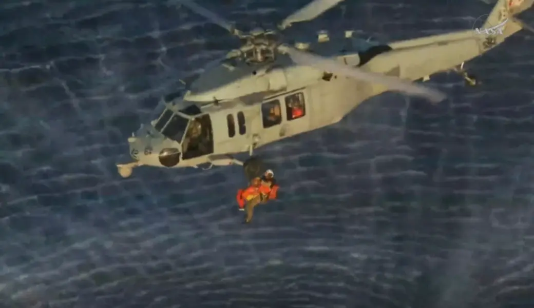 FOTOGRAFÍA. SAN DIEGO (CALIFORNIA) ESTADOS UNIDOS DE AMÉRICA, EEUU, 10 DE ABRIL DE 2026. La tripulación del Artemis II ha sido izada a helicópteros estadounidenses y está siendo trasladada en avión al USS John P. Murtha. Nasa/Lasvocesdelpueblo (Ñ Pueblo)