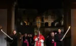 FOTOGRAFÍA. CIUDAD DEL VATICANO (EL VATICANO), 03 DE ABRIL DE 2026. El papa León XIV (Robert Francis Prevost) preside su primer Viernes Santo como Pontífice, recorriendo las 14 estaciones del Vía Crucis en el Coliseo llevando personalmente la Cruz, en un gesto de profunda fuerza espiritual que evoca el sufrimiento del mundo contemporáneo y la esperanza cristiana. Lasvocesdelpueblo (Ñ Pueblo)