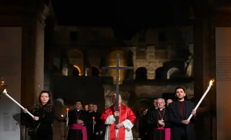 FOTOGRAFÍA. CIUDAD DEL VATICANO (EL VATICANO), 03 DE ABRIL DE 2026. El papa León XIV (Robert Francis Prevost) preside su primer Viernes Santo como Pontífice, recorriendo las 14 estaciones del Vía Crucis en el Coliseo llevando personalmente la Cruz, en un gesto de profunda fuerza espiritual que evoca el sufrimiento del mundo contemporáneo y la esperanza cristiana. Lasvocesdelpueblo (Ñ Pueblo)