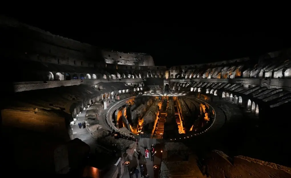 FOTOGRAFÍA. CIUDAD DEL VATICANO (EL VATICANO), 03 DE ABRIL DE 2026. El papa León XIV (Robert Francis Prevost) preside su primer Viernes Santo como Pontífice, recorriendo las 14 estaciones del Vía Crucis en el Coliseo llevando personalmente la Cruz, en un gesto de profunda fuerza espiritual que evoca el sufrimiento del mundo contemporáneo y la esperanza cristiana. Lasvocesdelpueblo (Ñ Pueblo)