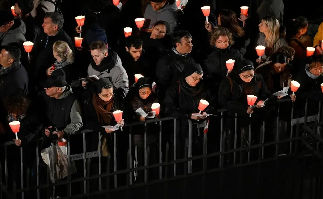 FOTOGRAFÍA. CIUDAD DEL VATICANO (EL VATICANO), 03 DE ABRIL DE 2026. El papa León XIV (Robert Francis Prevost) preside su primer Viernes Santo como Pontífice, recorriendo las 14 estaciones del Vía Crucis en el Coliseo llevando personalmente la Cruz, en un gesto de profunda fuerza espiritual que evoca el sufrimiento del mundo contemporáneo y la esperanza cristiana. Lasvocesdelpueblo (Ñ Pueblo)