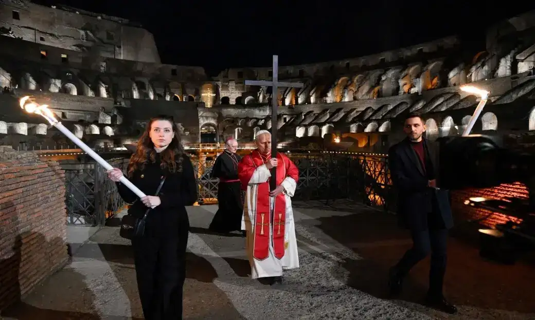 FOTOGRAFÍA. CIUDAD DEL VATICANO (EL VATICANO), 03 DE ABRIL DE 2026. El papa León XIV (Robert Francis Prevost) preside su primer Viernes Santo como Pontífice, recorriendo las 14 estaciones del Vía Crucis en el Coliseo llevando personalmente la Cruz, en un gesto de profunda fuerza espiritual que evoca el sufrimiento del mundo contemporáneo y la esperanza cristiana. Lasvocesdelpueblo (Ñ Pueblo)