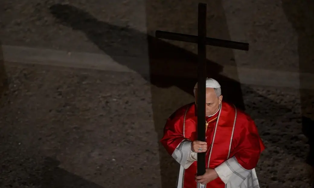 FOTOGRAFÍA. CIUDAD DEL VATICANO (EL VATICANO), 03 DE ABRIL DE 2026. El papa León XIV (Robert Francis Prevost) preside su primer Viernes Santo como Pontífice, recorriendo las 14 estaciones del Vía Crucis en el Coliseo llevando personalmente la Cruz, en un gesto de profunda fuerza espiritual que evoca el sufrimiento del mundo contemporáneo y la esperanza cristiana. Lasvocesdelpueblo (Ñ Pueblo)