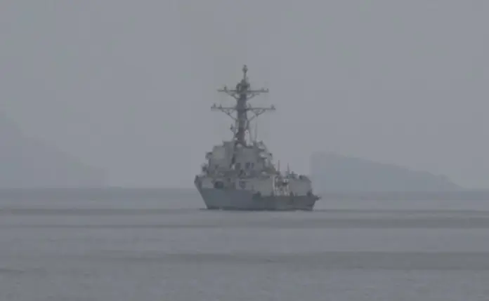 Llegada de destructores navales de EEUU en Estrecho de Ormuz FOTOGRAFÍA. ESTRECHO DE ORMUS (AGUAS INTERNACIONALES) GOLFO PÉRSICO, 11 DE ABRIL DE 2026. Llegada de destructores navales de EEUU en Estrecho de Ormuz. Los buques USS Frank E. Peterson (DDG 121) y USS Michael Murphy (DDG 112) transitaron por el estrecho de Ormuz y operaron en el golfo Pérsico como parte de una misión más amplia para garantizar que el estrecho esté completamente libre de minas marinas colocadas previamente por el Cuerpo de la Guardia Revolucionaria Islámica de Irán. Comando Central de Estados Unidos (CENTCOM)/Lasvocesdelpueblo (Ñ Pueblo)