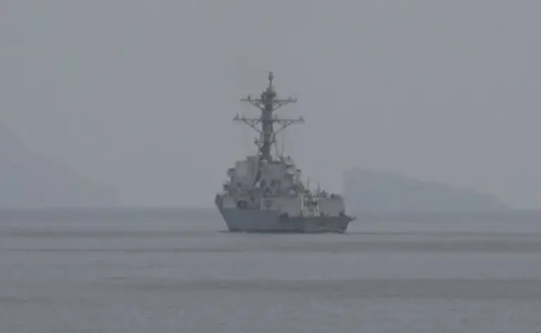 FOTOGRAFÍA. ESTRECHO DE ORMUZ (AGUAS INTERNACIONALES) GOLFO PÉRSICO, 11 DE ABRIL DE 2026. Llegada de destructores navales de EEUU en Estrecho de Ormuz. Los buques USS Frank E. Peterson (DDG 121) y USS Michael Murphy (DDG 112) transitaron por el estrecho de Ormuz y operaron en el golfo Pérsico como parte de una misión más amplia para garantizar que el estrecho esté completamente libre de minas marinas colocadas previamente por el Cuerpo de la Guardia Revolucionaria Islámica de Irán. Comando Central de Estados Unidos (CENTCOM)/Lasvocesdelpueblo (Ñ Pueblo)