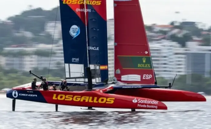 FOTOGRAFÍA. RÍO DE JANEIRO (BRASIL), 11 DE ABRIL DE 2026. Los Gallos España Equipo SailGP se mantienen en la final del Gran Premio de Brasil. España empieza a mostrar sus cartas en Río. En una primera jornada de contrastes en el Enel Rio Sail Grand Prix, el equipo pilotado por Diego Botín combinó momentos de gran nivel con fases de menor continuidad, firmando una victoria importantísima en la segunda manga que mantiene vivas sus opciones de luchar por la final este domingo. Lasvocesdelpueblo (Ñ Pueblo)