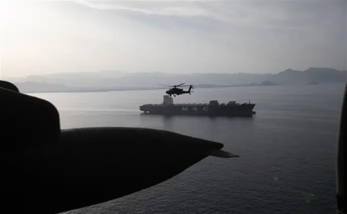 FOTOGRAFÍA. ESTRECHO DE ORMUZ (AGUAS INTERNACIONALES), 17 DE ABRIL DE 2026. Los helicópteros AH-64 Apaches de la Armada de los Estados Unidos de América (EEUU) vuelan sobre el Estrecho de Ormuz (estrecho Trump) durante una patrulla, este viernes 17 de abril de 2026, Día 5 del bloqueo naval de EEUU a Irán como respuesta al bloqueo naval del régimen de los ayatolás. "Soldados del Ejército de EEUU están volando en y alrededor del estrecho proporcionando una presencia visible en apoyo a la libertad de navegación", aseguran fuentes del Comando Central de Estados Unidos (Centcom). CENTCOM/Lasvocesdelpueblo (Ñ Pueblo)