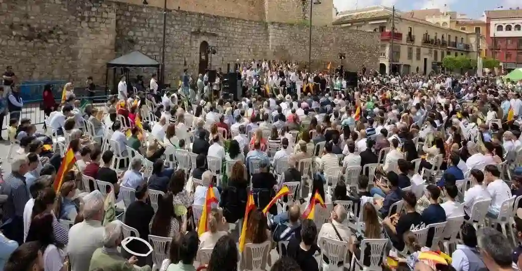 FOTOGRAFÍA. LUCENA (CÓRDOBA) ANDALUCÍA (ESPAÑA), 26 DE ABRIL DE 2026. Abascal: Pedro Sánchez el tipo del pucherazo asqueroso, robó elecciones a sus compañeros socialistas. Esta mañana VOX ha realizado un acto de precampaña en Lucena que ha congregado a más de 1.200 personas y ha contado con la presencia del presidente del partido, Santiago Abascal Conde; el candidato de VOX a la presidencia de la Junta de Andalucía, Manuel Gavira Florentino; y los candidatos de la provincia con los que concurrirá a las elecciones al Parlamento de Andalucía, Paula de los Ángeles Badanelli Berriozábal (Paula Badanelli), Juan José Coca, María Paz López, entre otros. Lasvocesdelpueblo (Ñ Pueblo)