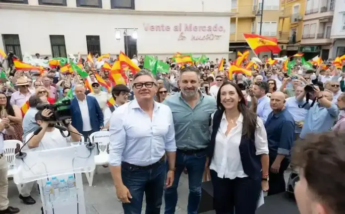 FOTOGRAFÍA. LUCENA (CÓRDOBA) ANDALUCÍA (ESPAÑA), 26 DE ABRIL DE 2026. Abascal: Se quiere dar lo que es de los españoles a todo el mundo, a toda África y a toda América. Esta mañana VOX ha realizado un acto de precampaña en Lucena que ha congregado a más de 1.200 personas y ha contado con la presencia del presidente del partido, Santiago Abascal Conde; el candidato de VOX a la presidencia de la Junta de Andalucía, Manuel Gavira Florentino; y los candidatos de la provincia con los que concurrirá a las elecciones al Parlamento de Andalucía, Paula de los Ángeles Badanelli Berriozábal (Paula Badanelli), Juan José Coca, María Paz López, entre otros. Lasvocesdelpueblo (Ñ Pueblo)