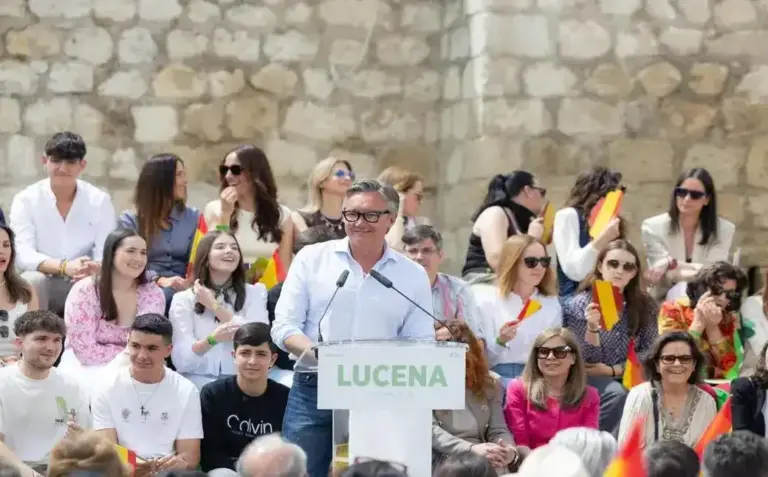 FOTOGRAFÍA. LUCENA (CÓRDOBA) ANDALUCÍA (ESPAÑA), 26 DE ABRIL DE 2026. Gavira: La ola imparable que recorre España pasará por Andalucía y acabará en Moncloa. Esta mañana VOX ha realizado un acto de precampaña en Lucena que ha congregado a más de 1.200 personas y ha contado con la presencia del presidente del partido, Santiago Abascal Conde; el candidato de VOX a la presidencia de la Junta de Andalucía, Manuel Gavira Florentino; y los candidatos de la provincia con los que concurrirá a las elecciones al Parlamento de Andalucía, Paula de los Ángeles Badanelli Berriozábal (Paula Badanelli), Juan José Coca, María Paz López, entre otros. Lasvocesdelpueblo (Ñ pueblo)
