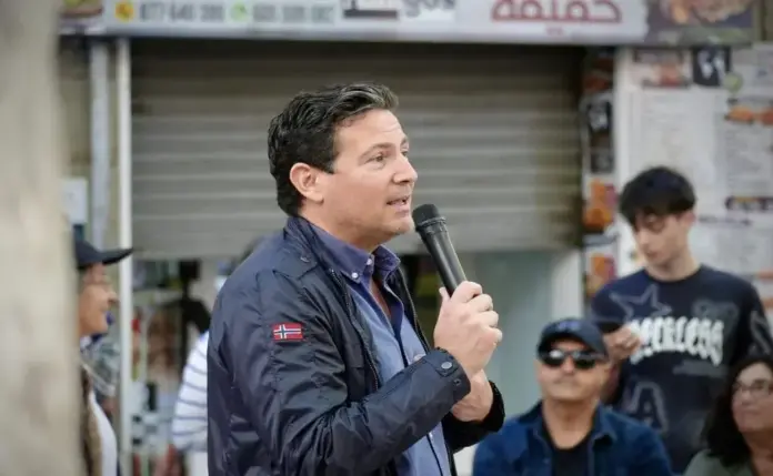 FOTOGRAFÍA. COMARCA EL BAJO PANADÉ (TARRAGONA) ESPAÑA, 17 DE ABRIL DE 2026. Macian: Imposiciones climáticas convierten El Bajo Panadés en vertedero. El presidente del Comité Ejecutivo Provincial (CEP) y diputado por Tarragona al Parlamento de Cataluña, Sergio Macián de Greef, participa a una protesta vecinal en El Bajo Panadés, este viernes. Lasvocesdelpueblo (Ñ Pueblo)