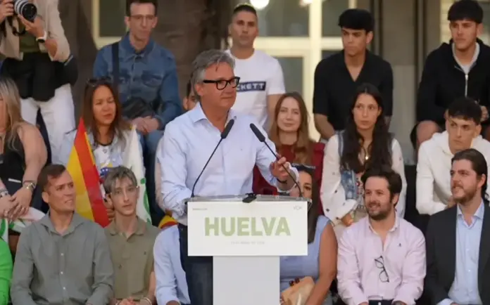 FOTOGRAFÍA. HUELVA (ANDALUCÍA) ESPAÑA, 23 DE ABRIL DE 2026. Esta tarde VOX ha realizado un acto de precampaña en Huelva, con la presencia del presidente del partido, Santiago Abascal Conde; junto al candidato de VOX a la Junta de Andalucía,Manuel Gavira Florentino; y a los candidatos de la provincia con los que concurrirá a las elecciones al Parlamento de Andalucía, Rafael Segovia, María Goretti Eiberle Sánchez de Toca, Raúl Molina, entre otros. Lasvocesdelpueblo (Ñ Pueblo)