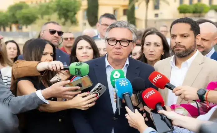 FOTOGRAFÍA. CÓRDOBA (ANDALUCÍA) ESPAÑA, 12 DE ABRIL DE 2026. Gavira: El PP tiene como alternativa a VOX el PSOE de ERE y prostíbulos. El secretario general de VOX, Ignacio Garriga Vaz de Conceiçao, ha visitado hoy Córdoba junto al candidato de VOX a la presidencia de la Junta de Andalucía, Manuel Gavira Florentino, y varios cabezas de listas y candidatos a las elecciones autonómicas al Parlamento de Andalucía del próximo 17 de mayo de 2026 (17M). Lasvocesdelpueblo (Ñ Pueblo)