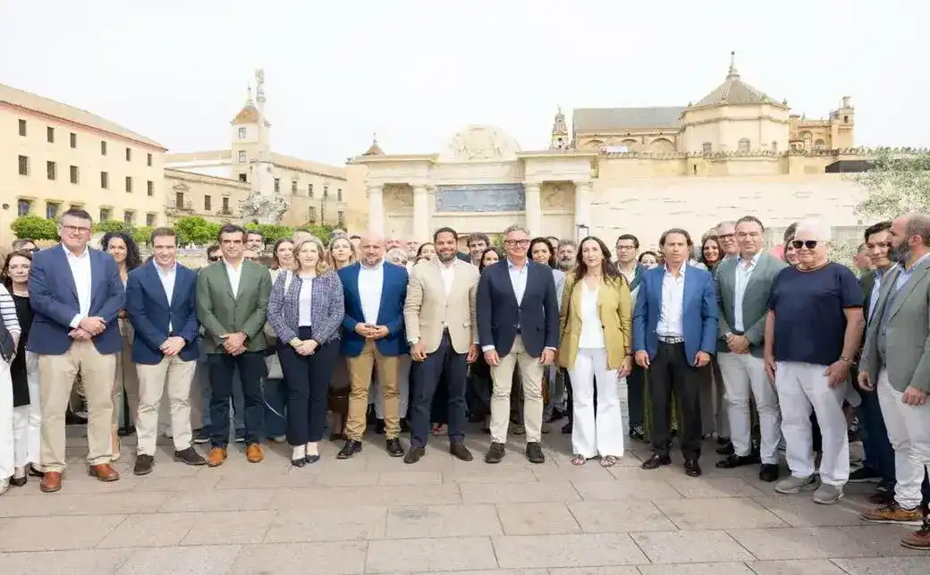 FOTOGRAFÍA. CÓRDOBA (ANDALUCÍA) ESPAÑA, 12 DE ABRIL DE 2026. Gavira: El PP tiene como alternativa a VOX el PSOE de ERE y prostíbulos. El secretario general de VOX, Ignacio Garriga Vaz de Conceiçao (6 i); ha visitado hoy Córdoba junto al candidato de VOX a la presidencia de la Junta de Andalucía, Manuel Gavira Florentino (7 i); y varios cabezas de listas y candidatos a las elecciones autonómicas al Parlamento de Andalucía del próximo 17 de mayo de 2026 (17M). Lasvocesdelpueblo (Ñ Pueblo)