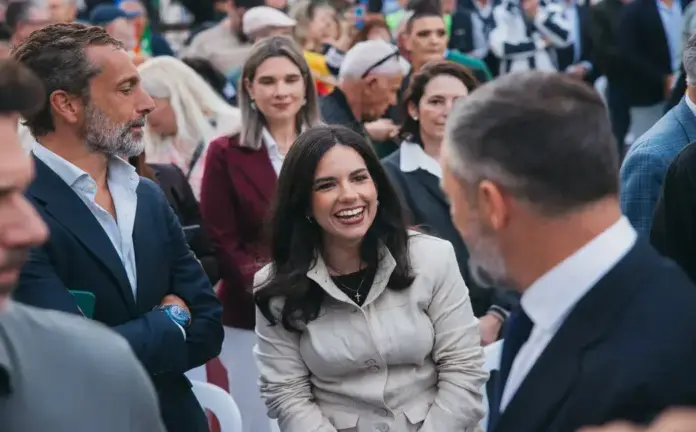 FOTOGRAFÍA. MÁLAGA (ANDALUCÍA) ESPAÑA, 09 DE ABRIL DE 2026. Esta tarde VOX ha presentado en Málaga, con la presencia del presidente del partido, Santiago Abascal Conde (d) —que saluda a la portavoz del grupo Parlamentario de VOX en el Congreso de los Diputados, María José Rodríguez de Millán Parro (Pepa Millán) (3 i), a su llegada—; y el secretario general, Ignacio Garriga Vaz de Conceiçao; presentan a los cabezas de las candidaturas, liderados por el candidato a la Presidencia, Manuel Gavira Florentino; con los que concurrirá a las elecciones al Parlamento de Andalucía, "la única alternativa posible a la estafa del PP y del PSOE". Lasvocesdelpueblo (Ñ Pueblo)