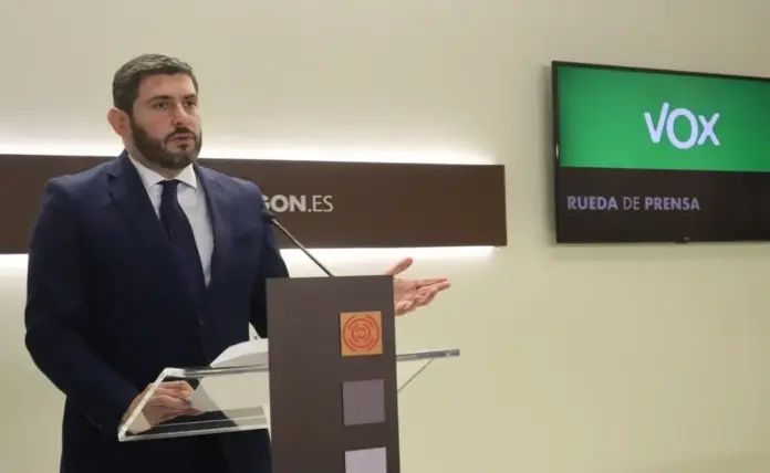 FOTOGRAFÍA. ZARAGOZA (ARAGÓN) ESPAÑA, 28 DE ABRIL DE 2026. Nolasco celebra que Azcón (PP) hable del plan social de VOX en su investidura. El portavoz de VOX en las Cortes de Aragón, Alejandro Nolasco Asensio, este martes. Lasvocesdelpueblo (Ñ Pueblo)