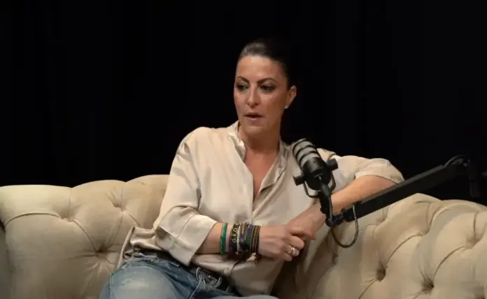 FOTOGRAFÍA. ESPAÑA, 22 DE ABRIL DE 2026. Macarena Olona se abre a regresar a VOX: Ortega Smith y yo éramos aceite y agua. La exdirigente de VOX, Macarena Olona Choclán, registrada en un podcast del canal YouTube "Hablamos en Plata" este miércoles, 22 de abril de 2026, donde ha defendido y mostrado su lealtad incondicional a quien considera "presidente" o "el papa", Santiago Abascal Conde, y mostrando todo su apoyo al candidato de VOX a la Presidencia de la Junta de Andalucía para el 17M andaluz, Manuel Gavira Florentino, quien cuenta con "toda la confianza de Santiago Abascal Conde", ha dicho Olona, desmontando las "mentiras" del ahora expulsado de VOX, Francisco Javier Ortega Smith-Molina, una persona agresiva e irrespetuosa que la "gritaba por encima" en los pasillos y despacho dle Congreso de los Diputados cuando ella le ponía freno a sus dedazos y ataques contra el código ético del "proyecto VOX", afirma, dejando la puerta abierta a su regreso a VOX si la dirección nacional del "partido" lo considera necesaria, siempre en "defensa de España". Captura vídeo/Lasvocesdelpueblo (Ñ Pueblo)