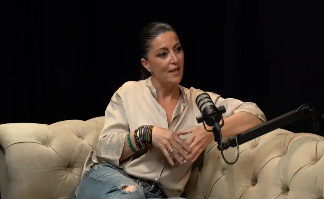 FOTOGRAFÍA. ESPAÑA, 22 DE ABRIL DE 2026. Macarena Olona se abre a regresar a VOX: Ortega Smith y yo éramos aceite y agua. La exdirigente de VOX, Macarena Olona Choclán, registrada en un podcast del canal YouTube "Hablamos en Plata" este miércoles, 22 de abril de 2026, donde ha defendido y mostrado su lealtad incondicional a quien considera "presidente" o "el papa", Santiago Abascal Conde, y mostrando todo su apoyo al candidato de VOX a la Presidencia de la Junta de Andalucía para el 17M andaluz, Manuel Gavira Florentino, quien cuenta con "toda la confianza de Santiago Abascal Conde", ha dicho Olona, desmontando las "mentiras" del ahora expulsado de VOX, Francisco Javier Ortega Smith-Molina, una persona agresiva e irrespetuosa que la "gritaba por encima" en los pasillos y despacho dle Congreso de los Diputados cuando ella le ponía freno a sus dedazos y ataques contra el código ético del "proyecto VOX", afirma, dejando la puerta abierta a su regreso a VOX si la dirección nacional del "partido" lo considera necesaria, siempre en "defensa de España". Captura vídeo/Lasvocesdelpueblo (Ñ Pueblo)