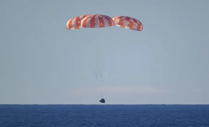 FOTOGRAFÍA. SAN DIEGO (CALIFORNIA) ESTADOS UNIDOS DE AMÉRICA, EEUU, 10 DE ABRIL DE 2026. La nave espacial Orion de la NASA con los astronautas de la NASA Reid Wiseman, comandante; Victor Glover, piloto; Christina Koch, especialista de misión; y el astronauta de la CSA (Agencia Espacial Canadiense) Jeremy Hansen, especialista de misión a bordo, fue vista con paracaídas aterrizando en el Océano Pacífico frente a la costa de California, el viernes 10 de abril de 2026. La misión Artemis II de la NASA llevó a Wiseman, Glover, Koch y Hansen en un viaje de 10 días alrededor de la Luna y de regreso a la Tierra. Después del amerizaje a las 7:07 p. m. EDT, equipos de la NASA, la Armada de los Estados Unidos y la Fuerza Aérea de los Estados Unidos están trabajando para llevar a los tripulantes y la nave espacial Orion a bordo del USS John P. Murtha. NASA/Lasvocesdelpueblo (Ñ Pueblo)