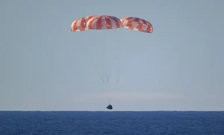 FOTOGRAFÍA. SAN DIEGO (CALIFORNIA) ESTADOS UNIDOS DE AMÉRICA, EEUU, 10 DE ABRIL DE 2026. La nave espacial Orion de la NASA con los astronautas de la NASA Reid Wiseman, comandante; Victor Glover, piloto; Christina Koch, especialista de misión; y el astronauta de la CSA (Agencia Espacial Canadiense) Jeremy Hansen, especialista de misión a bordo, fue vista con paracaídas aterrizando en el Océano Pacífico frente a la costa de California, el viernes 10 de abril de 2026. La misión Artemis II de la NASA llevó a Wiseman, Glover, Koch y Hansen en un viaje de 10 días alrededor de la Luna y de regreso a la Tierra. Después del amerizaje a las 7:07 p. m. EDT, equipos de la NASA, la Armada de los Estados Unidos y la Fuerza Aérea de los Estados Unidos están trabajando para llevar a los tripulantes y la nave espacial Orion a bordo del USS John P. Murtha. NASA/Lasvocesdelpueblo (Ñ Pueblo)