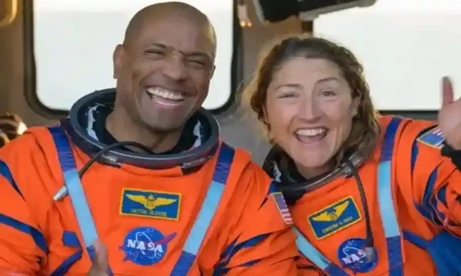 FOTOGRAFÍA. SAN DIEGO (CALIFORNIA) ESTADOS UNIDOS DE AMÉRICA, EEUU, 10 DE ABRIL DE 2026. El astronauta de la NASA Victor Glover, piloto de Artemis II (izquierda), y la astronauta de la NASA Christina Koch, especialista de la misión Artemis II, aparecen sentados en un helicóptero MH-60 Seahawk de la Armada, perteneciente al Escuadrón de Combate Marítimo de Helicópteros (HSC) 23, en la cubierta de vuelo del USS John P. Murtha, tras ser rescatados de su nave espacial Orion después del amerizaje, el viernes 10 de abril de 2026, en el Océano Pacífico, frente a la costa de California. La misión Artemis II de la NASA llevó al cuarteto en un viaje de casi 10 días alrededor de la Luna y de regreso a la Tierra. Tras el amerizaje a las 17:07 PDT (20:07 EDT), equipos de la NASA, la Armada y la Fuerza Aérea de los Estados Unidos trabajan para llevar la nave espacial Orion a bordo del buque de recuperación. NASA/Lasvocesdelpueblo (Ñ Pueblo)