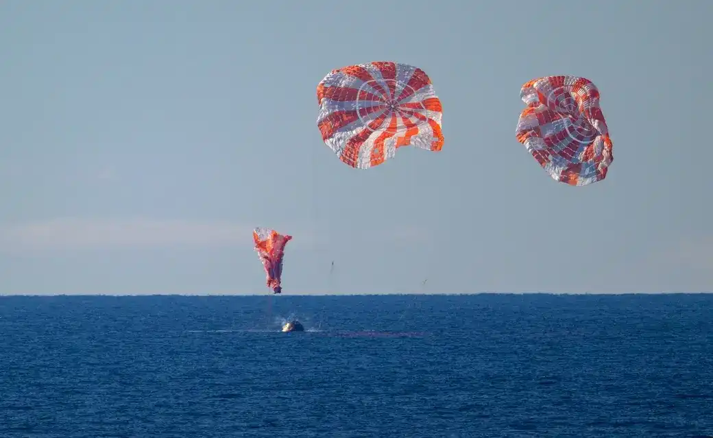 FOTOGRAFÍA. SAN DIEGO (CALIFORNIA) ESTADOS UNIDOS DE AMÉRICA, EEUU, 11 DE ABRIL DE 2026. La nave espacial Orion de la NASA con los astronautas de la NASA Reid Wiseman, comandante; Victor Glover, piloto; Christina Koch, especialista de misión; y el astronauta de la CSA (Agencia Espacial Canadiense) Jeremy Hansen, especialista de misión a bordo, fue vista con paracaídas aterrizando en el Océano Pacífico frente a la costa de California, el viernes 10 de abril de 2026. La misión Artemis II de la NASA llevó a Wiseman, Glover, Koch y Hansen en un viaje de 10 días alrededor de la Luna y de regreso a la Tierra. Después del amerizaje a las 7:07 p. m. EDT, equipos de la NASA, la Armada de los Estados Unidos y la Fuerza Aérea de los Estados Unidos están trabajando para llevar a los tripulantes y la nave espacial Orion a bordo del USS John P. Murtha. NASA/Lasvocesdelpueblo (Ñ Pueblo)
