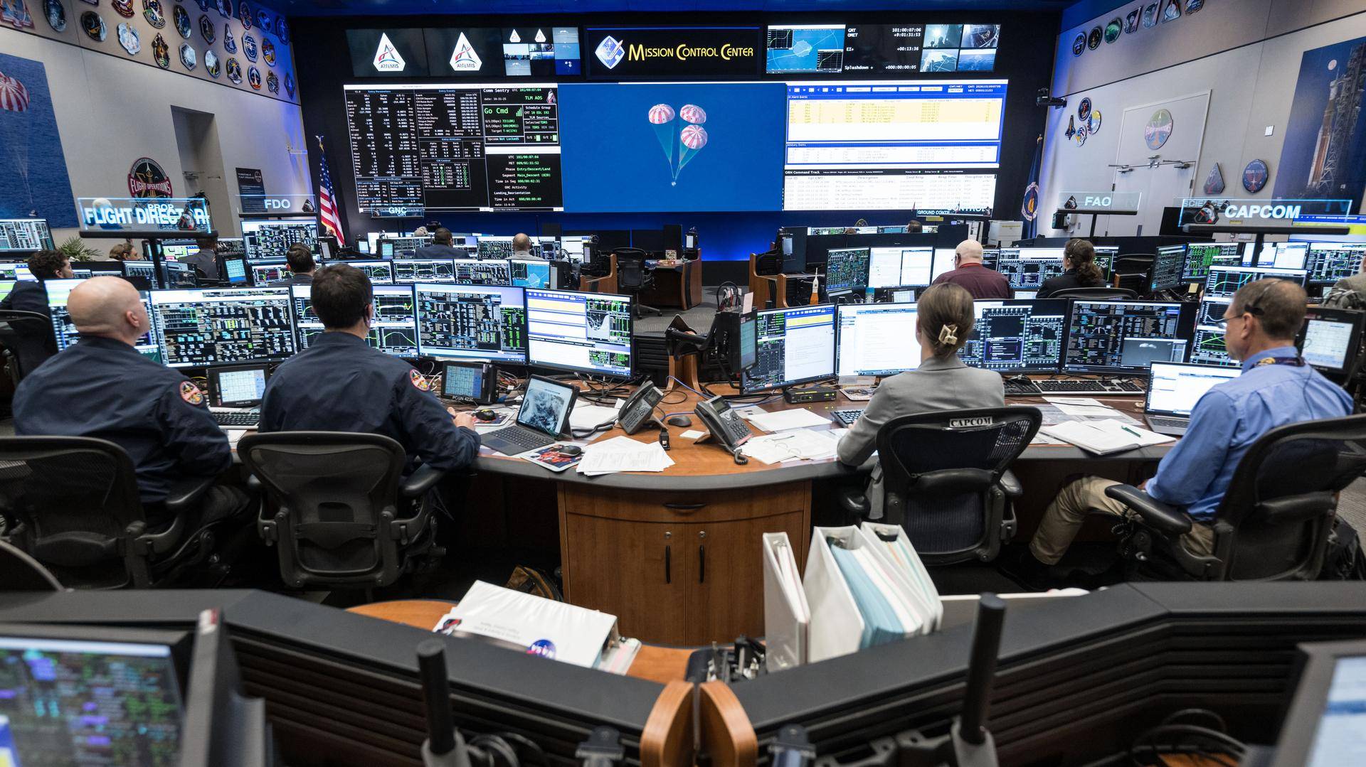 FOTOGRAFÍA. SAN DIEGO (CALIFORNIA) ESTADOS UNIDOS DE AMÉRICA, EEUU, 10 DE ABRIL DE 2026. El equipo de control de vuelo de Artemis II aparece en la foto en las consolas de la Sala de Control de Vuelo Blanca en el Centro de Control de Misiones del Centro Espacial Johnson de la NASA para el amerizaje y la recuperación de la tripulación de Artemis II cuando aterrizó en el Océano Pacífico frente a la costa de California, el viernes 10 de abril de 2026 a las 7:07 p. m. CDT. La misión Artemis II de la NASA llevó a los astronautas de la NASA Reid Wiseman, comandante; Victor Glover, piloto; Christina Koch, especialista de misión; y al astronauta de la CSA (Agencia Espacial Canadiense) Jeremy Hansen en un viaje de casi 10 días alrededor de la Luna y de regreso a la Tierra.. NASA/Lasvocesdelpueblo (Ñ Pueblo)