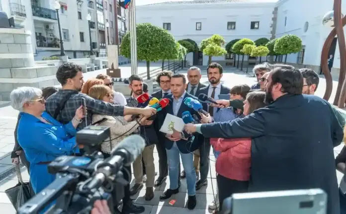 Óscar Fernández Calle, Carlos Hernández Quero (Carlos H), José María Figaredo Álvarez-Sala (José María Figaredo), negociación VOX-PP Extremadura (2) FOTOGRAFÍA. MÉRIDA (EXTREMADURA) ESPAÑA, 25 DE MARZO DE 2026. El presidente del Grupo Parlamentario VOX Extremadura, Óscar Fernández Calle; acompañado por EL secretario general de VOX en el Congreso de los Diputados y portavoz nacional de Economía y Desregulación, José María Figaredo Álvarez-Sala (José María Figaredo); y el portavoz nacional de Vivienda de VOX, Carlos Hernández Quero (Carlos H); ha valorado de forma positiva la reunión de negociación mantenida con el Partido Popular en el marco de las conversaciones para un posible acuerdo de gobierno en Extremadura. Lasvocesdelpueblo (Ñ Pueblo)