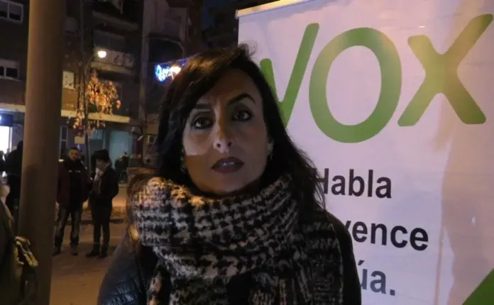 FOTOGRAFÍA. PLAZA 1 DE MAYO DE TARRASA (BARCELONA) ESPAÑA, 06 DE DICIEMBRE DE 2018. VOX recurre la injusta sanción contra tres concejales en Terrassa. En la imagen, la secretaria general de VOX, Alicia Tomás Martínez, registrada está noche tras finalizarse el primer acto oficial de VOX en esta ciudad , con el motivo del Día de la Constitución Española de 1978. Lasvocesdelpueblo (Ñ Pueblo)