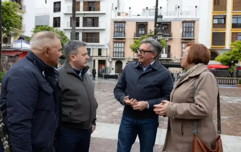 FOTOGRAFÍA. ALGECIRAS (CÁDIZ) ANDALUCÍA (ESPAÑA), 08 DE ABRIL DE 2026.PP y PSOE prometen en Andalucía pero infraestructuras para separatistas vascos y catalanes. El candidato de VOX a la presidencia de la Junta de Andalucía para las elecciones autonómicas del próximo domingo, 17 de mayo de 2026 (17M), Manuel Gavira Florentino (2 d), urante su visita a Algeciras. Lasvocesdelpueblo (Ñ Pueblo)