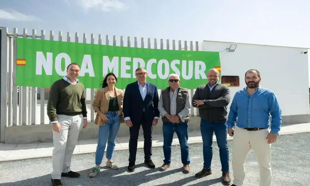 FOTOGRAFÍA. LEBRIJA (SEVILLA) ANDALUCÍA (ESPAÑA), 06 DE ABRIL DE 2026. PP y PSOE son los enemigos del campo español al frente está VOX. El candidato de VOX a la Presidencia de la Junta de Andalucía, Manuel Gavira Florentino, participa en una charla-coloquio, titulada "La Agricultura como Moneda de Cambio. MERCOSUR", con la Comunidad de Regantes del Bajo Guadalquivir, en Lebrija (Sevilla). Lasvocesdelpueblo (Ñ Pueblo)