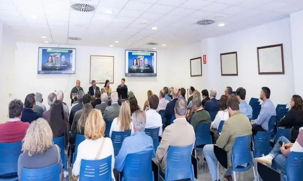 FOTOGRAFÍA. LEBRIJA (SEVILLA) ANDALUCÍA (ESPAÑA), 06 DE ABRIL DE 2026. PP y PSOE son los enemigos del campo español al frente está VOX. El candidato de VOX a la Presidencia de la Junta de Andalucía, Manuel Gavira Florentino, participa en una charla-coloquio, titulada "La Agricultura como Moneda de Cambio. MERCOSUR", con la Comunidad de Regantes del Bajo Guadalquivir, en Lebrija (Sevilla). Lasvocesdelpueblo (Ñ Pueblo)