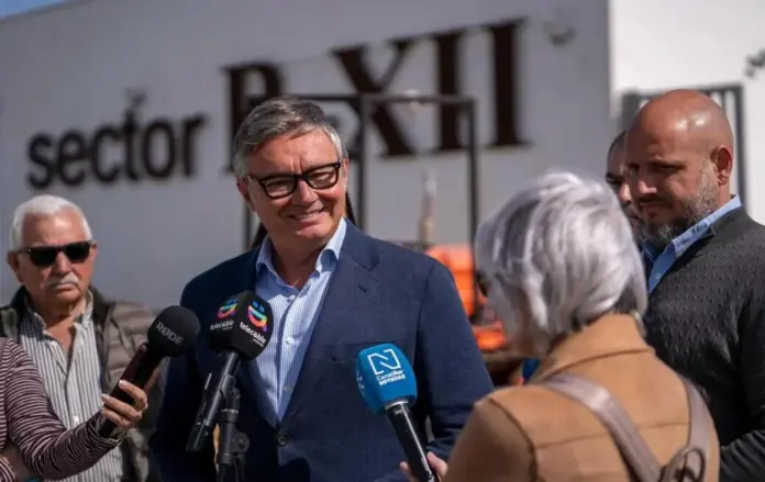 FOTOGRAFÍA. LEBRIJA (SEVILLA) ANDALUCÍA (ESPAÑA), 06 DE ABRIL DE 2026. PP y PSOE son los enemigos del campo español al frente está VOX. El candidato de VOX a la Presidencia de la Junta de Andalucía, Manuel Gavira Florentino, participa en una charla-coloquio, titulada "La Agricultura como Moneda de Cambio. MERCOSUR", con la Comunidad de Regantes del Bajo Guadalquivir, en Lebrija (Sevilla). Lasvocesdelpueblo (Ñ Pueblo)