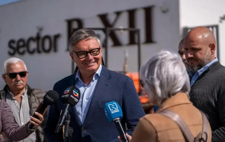FOTOGRAFÍA. LEBRIJA (SEVILLA) ANDALUCÍA (ESPAÑA), 06 DE ABRIL DE 2026. PP y PSOE son los enemigos del campo español al frente está VOX. El candidato de VOX a la Presidencia de la Junta de Andalucía, Manuel Gavira Florentino, participa en una charla-coloquio, titulada "La Agricultura como Moneda de Cambio. MERCOSUR", con la Comunidad de Regantes del Bajo Guadalquivir, en Lebrija (Sevilla). Lasvocesdelpueblo (Ñ Pueblo)