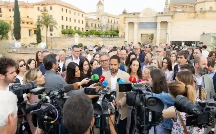 FOTOGRAFÍA. CÓRDOBA (ANDALUCÍA) ESPAÑA, 12 DE ABRIL DE 2026. Garriga: El sentido común de VOX es priorizar a los españoles y garantizar servicios públicos dignos. El secretario general de VOX, Ignacio Garriga Vaz de Conceiçao, atiende a los medios de comunicación en Córdoba. Lasvocesdelpueblo (Ñ Pueblo)