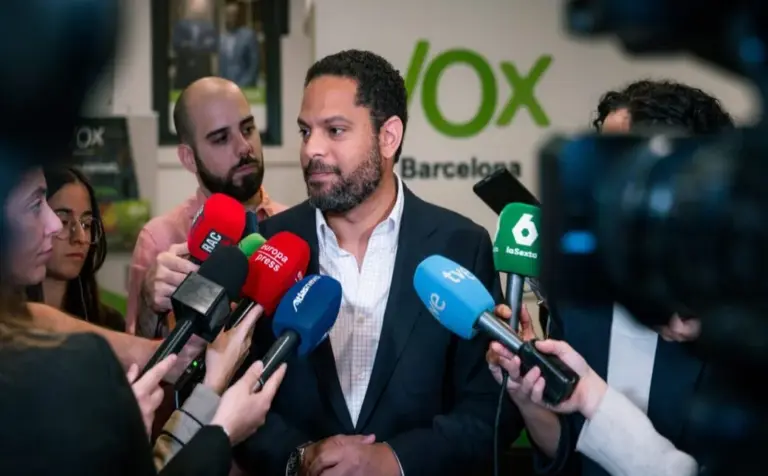 FOTOGRAFÍA. BARCELONA (ESPAÑA), 17 DE ABRIL DE 2026. Garriga: El Acuerdo de Gobierno en Extremadura demuestra que VOX cumple su palabra. El secretario general de VOX, Ignacio Garriga Vaz de Conceiçao, atiende a los medios de comunicación en la sede de la formación verde en Barcelona. Lasvocesdelpueblo (Ñ Pueblo)