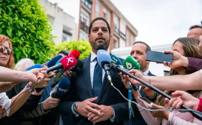 FOTOGRAFÍA. MÉRIDA (EXTREMADURA) ESPAÑA, 22 DE ABRIL DE 2026. El secretario general de VOX, Ignacio Garriga Vaz de Conceiçao, ha celebrado desde la Asamblea de Extremadura el Acuerdo de gobierno Vox-PP alcanzado con el Partido Popular durante la sesión de investidura de la candidata del PP a la reelección, María Guardiola Martín, asegurando que "VOX ha demostrado una vez más que lo que dice lo cumple". Lasvocesdelpueblo (Ñ Pueblo)