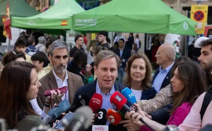 FOTOGRAFÍA. BARCELONA (CATALUÑA) ESPAÑA, 23 DE ABRIL DE 2026. El portavoz del grupo parlamentario de VOX en Cataluña y presidente provincial de VOX en Barcelona, Joan Garriga Doménech (c); junto al presidente del Grupo Municipal de VOX en el Ayuntamiento de Barcelona, Gonzalo de Oro-Pulido Plaza (i); y a la diputada por Barcelona al Congreso de los Diputados, María Caridad Mejías Sánchez (Carina Mejías) (d); ha anunciado que la formación ha iniciado una campaña de recogida de firmas para que "Sant Jordi sea la Diada de Cataluña" en vez del 11 de septiembre. Lasvocesdelpueblo (Ñ Pueblo)