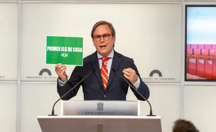 FOTOGRAFÍA. BARCELONA (ESPAÑA), 07 DE ABRIL DE 2026. Primero los de casa: prioridad nacional en ayudas sociales. El portavoz del grupo parlamentario de VOX en el Parlamento de Cataluña y presidente del Comité Ejecutivo Provincial (CEP) en la provincia de Barcelona, Joan Garriga Doménech, ofrece una rueda de prensa en la sede del Palacio del Parlamento de Cataluña este martes. Lasvocesdelpueblo (Ñ Pueblo)