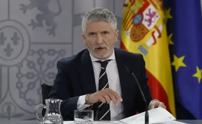 Posicionamiento de EYA tras reunión extraordinaria por conflicto colectivo del 9 de abril, Marlaska FOTOGRAFÍA. MADRID (ESPAÑA), 27 DE MAYO DE 2025. Posicionamiento de EYA tras reunión extraordinaria por conflicto colectivo del 9 de abril. El ministro del Interior del Gobierno de España, por el Partido Socialista (PSOE), Fernando Grande Marlaska, registrado durante una rueda de prensa posterior al Consejo de Ministros este martes en La Moncloa, sede del Ejecutivo presidido por para del socialista Pedro Sánchez Pérez-Castejón. Efe