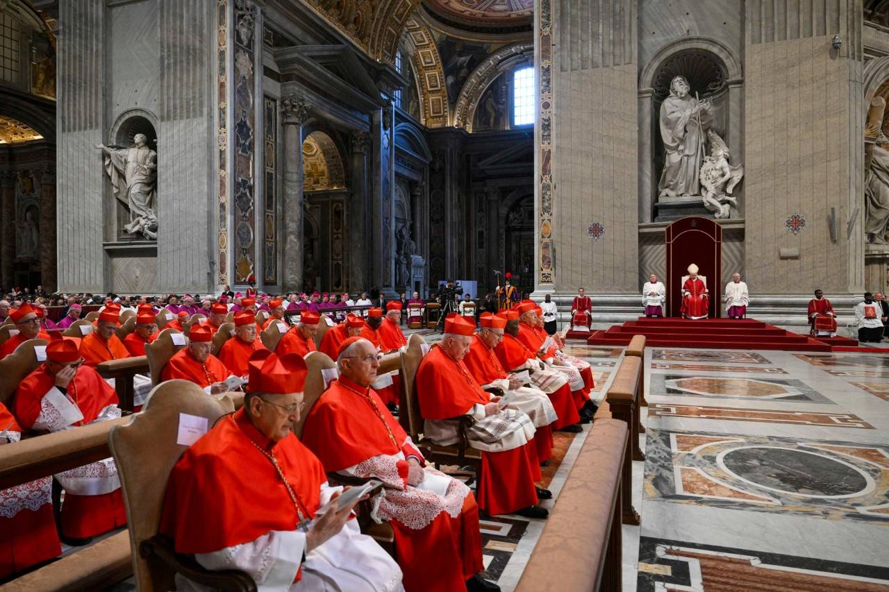 FOTOGRAFÍA. CIUDAD DEL VATICANO (EL VATICANO), 03 DE ABRIL DE 2026. El papa León XIV (Robert Francis Prevost) preside la homilía de la Pasión del Cristo en la basílica de San Pedro de El Vaticano, en el primer Viernes Santo de su pontificado. Lasvocesdelpueblo (Ñ Pueblo)