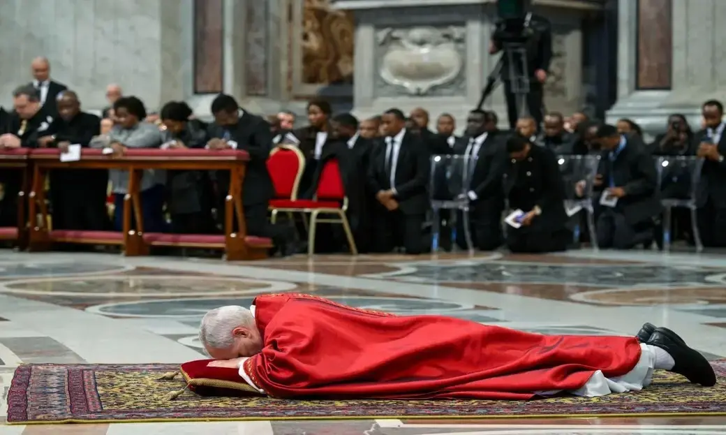FOTOGRAFÍA. CIUDAD DEL VATICANO (EL VATICANO), 03 DE ABRIL DE 2026. El papa León XIV (Robert Francis Prevost) preside la homilía de la Pasión del Cristo en la basílica de San Pedro de El Vaticano, en el primer Viernes Santo de su pontificado. Lasvocesdelpueblo (Ñ Pueblo)